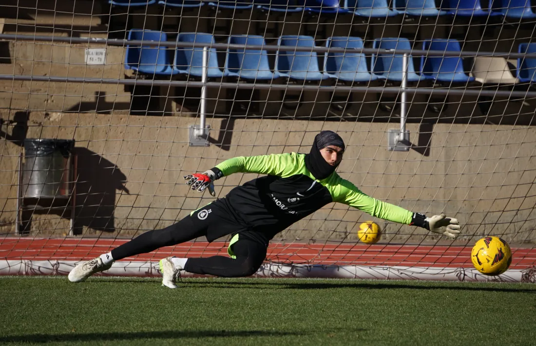 Dani Martín, porter asturià de l’FC Andorra, tapat fins a dalt en l’entrenament d’ahir.