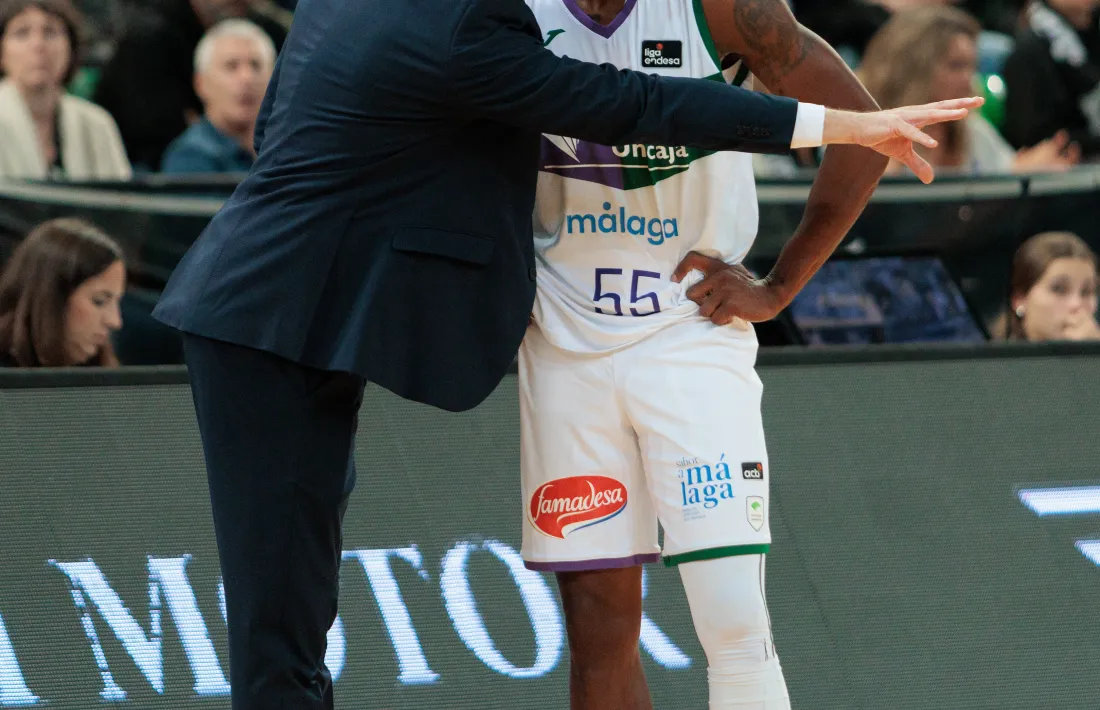 Ibon Navarro, donant indicacions a Kendrick Perry, va complir ahir 100 partits a la banqueta de l’Unicaja