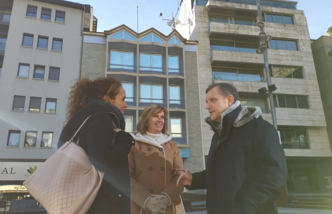 Sònia Carrillo, Mireia Codina i Josep Majoral, al Punt Jove de la plaça de la Germandat.