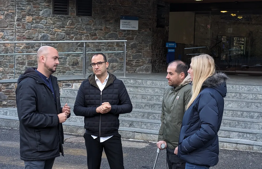 Fernández i altres membres de la candidatura, avui davant el Complex.