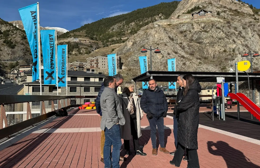 Membres de la llista, davant el punt jove. 