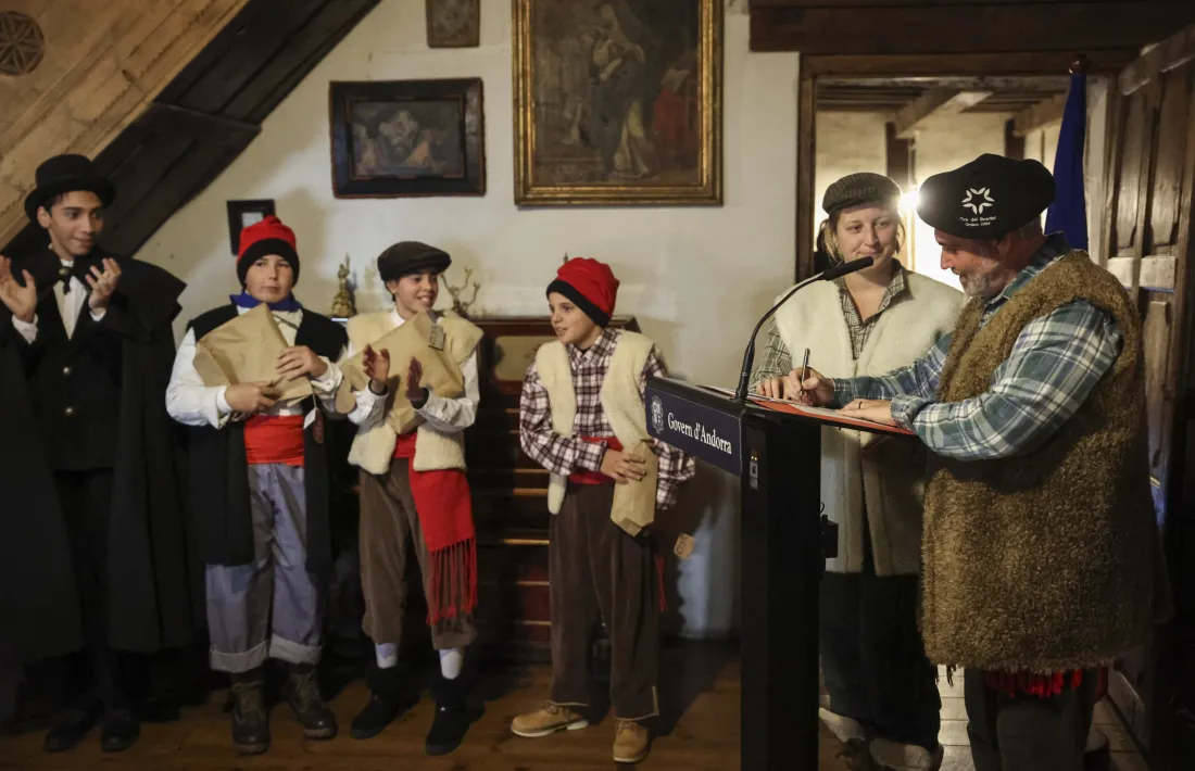 Una delegació de l’Alt Vallespir ha assistit a ‘L’última Ossa d’Ordino’, després de signar amb els representants andorrans una declaració conjunta per la salvaguarda de la festa.