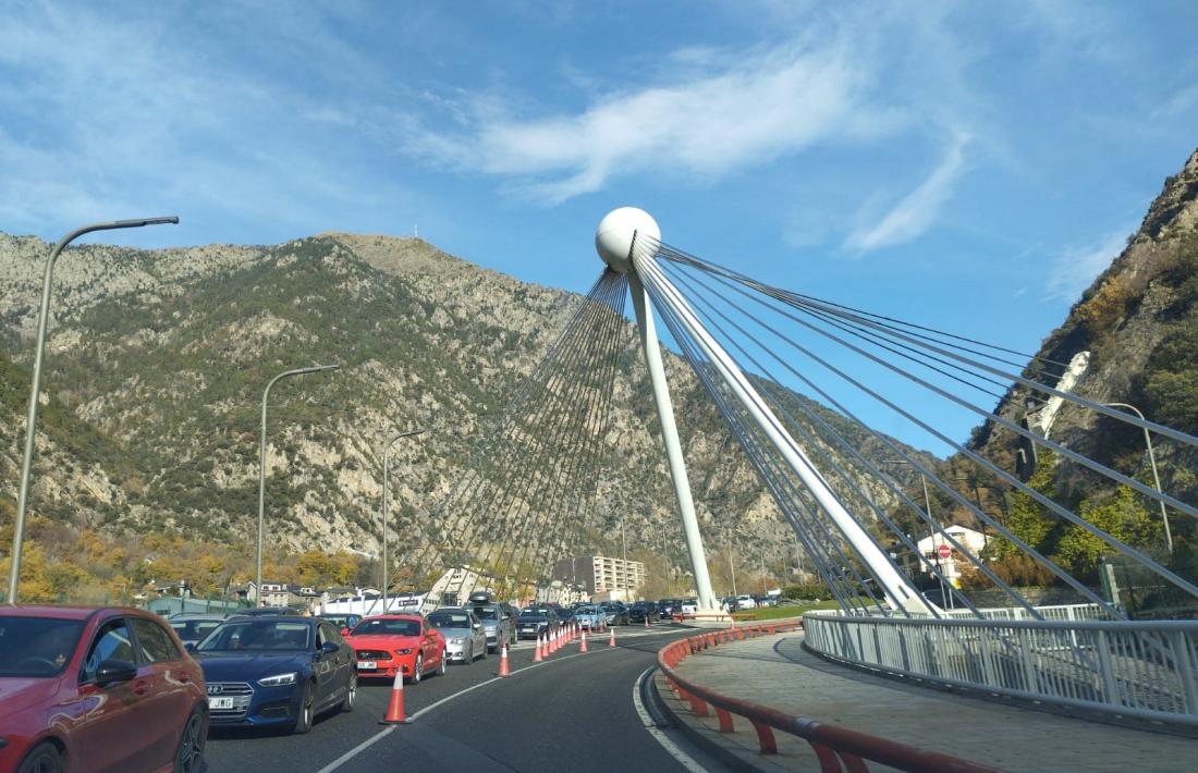 Les cues de sortida es van registrar durant tot el dia. Així estava la CG-1 en sentit sud a l’altura del pont de Madrid al migdia.