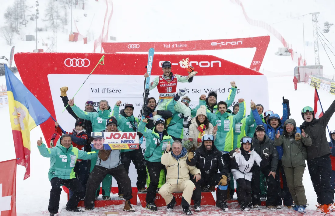 Verdú, amb tot l’equip de la FAE, celebrant el tercer lloc a la Copa del Món de Val d’Isère.