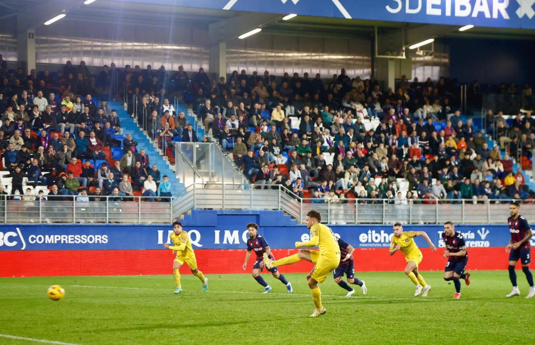 Manu Nieto va tornar a marcar i va empatar a Eibar des del punt fatídic en un penal molt dubtós d’Aritz Arbilla.