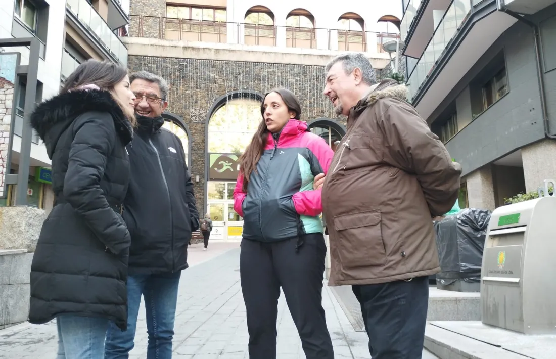 Belén Oliveira ,segona per la dreta, amb Miralles i altres membres de la llista progressista.