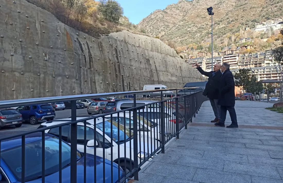 Dolsa i Closa parlant d’urbanisme i aparcaments a la zona del Falgueró.