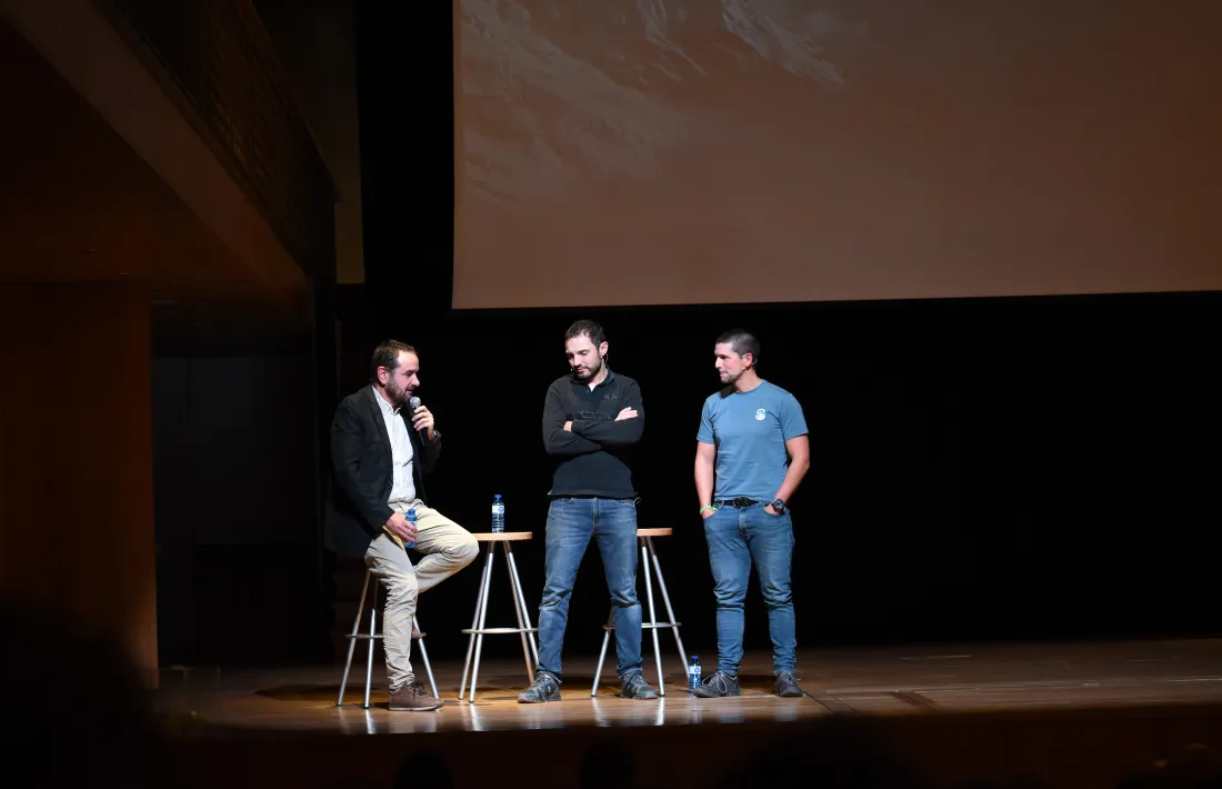 L'Auditori Nacional d'Ordino ha fet ple aquest dilluns al vespre. I és que no han estat pocs els amants de les muntanyes que s'han apropat al teatre ordinenc per conèixer de primera mà la història dels alpinistes andorrans Domi Trastoy i Gonzalo Fernández, qui van dur a terme una expedició a l'Himàlaia i la van plasmar, posteriorment, en el documental 'Kanchenjunga: més enllà dels límits'.