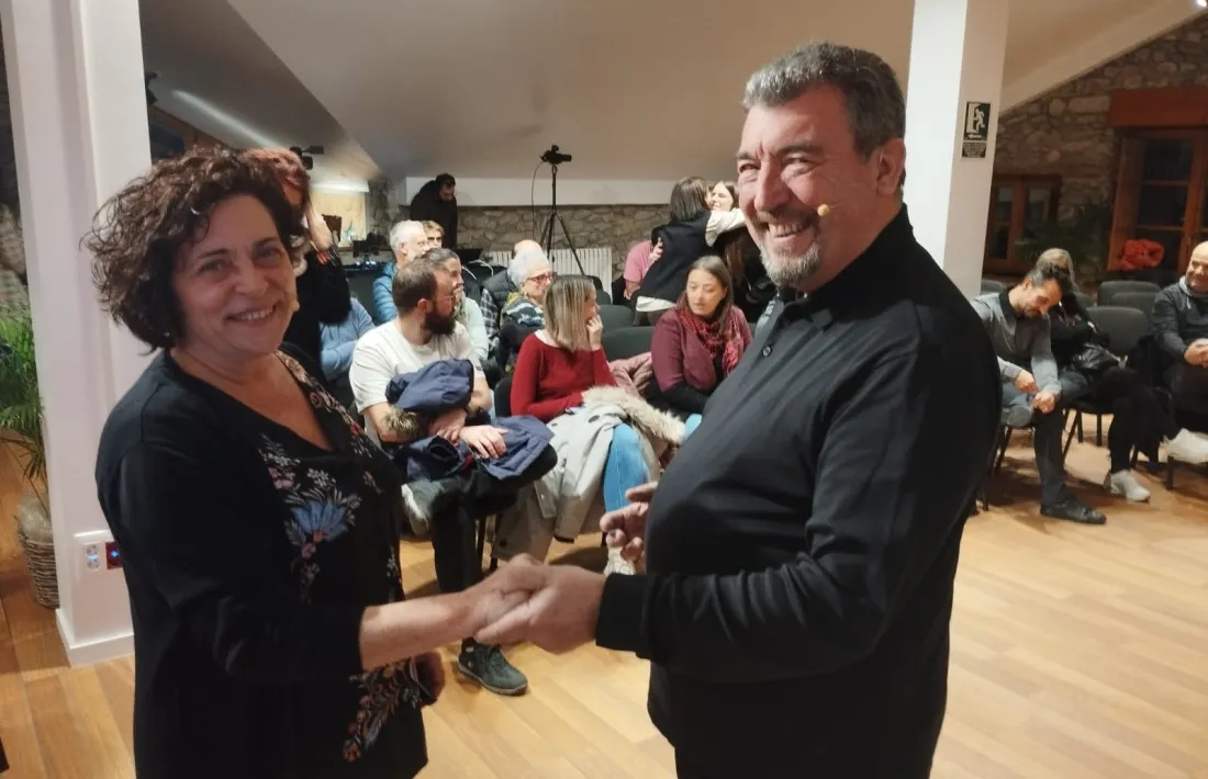 Els caps de llista de la plataforma progressista, Antoni Miralles i Carol Caubet, a punt de començar la reunió de poble d’ahir al vespre a la sala Sergi Mas.