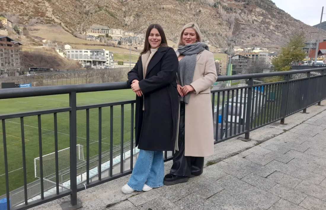 Les candidates d'Avancem, Gisela Escolà i Clàudia Cunill, avui a Prada de Moles.