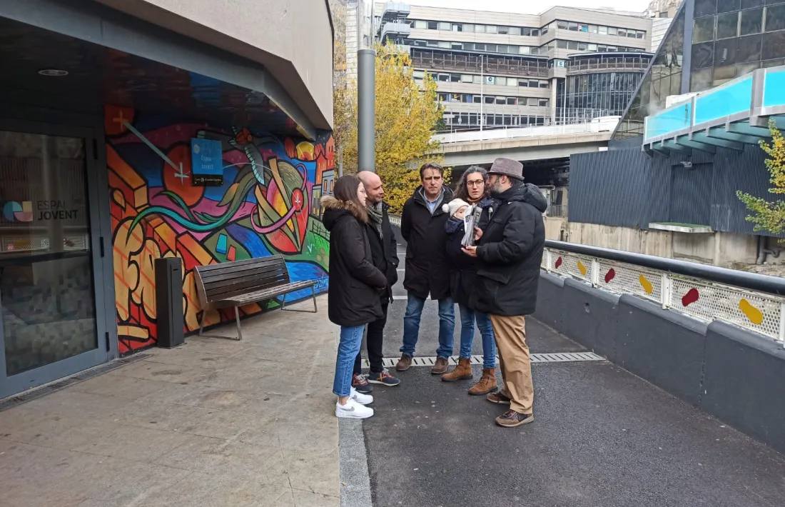 Memebres de Consens conversant davant l’Espai Jove.