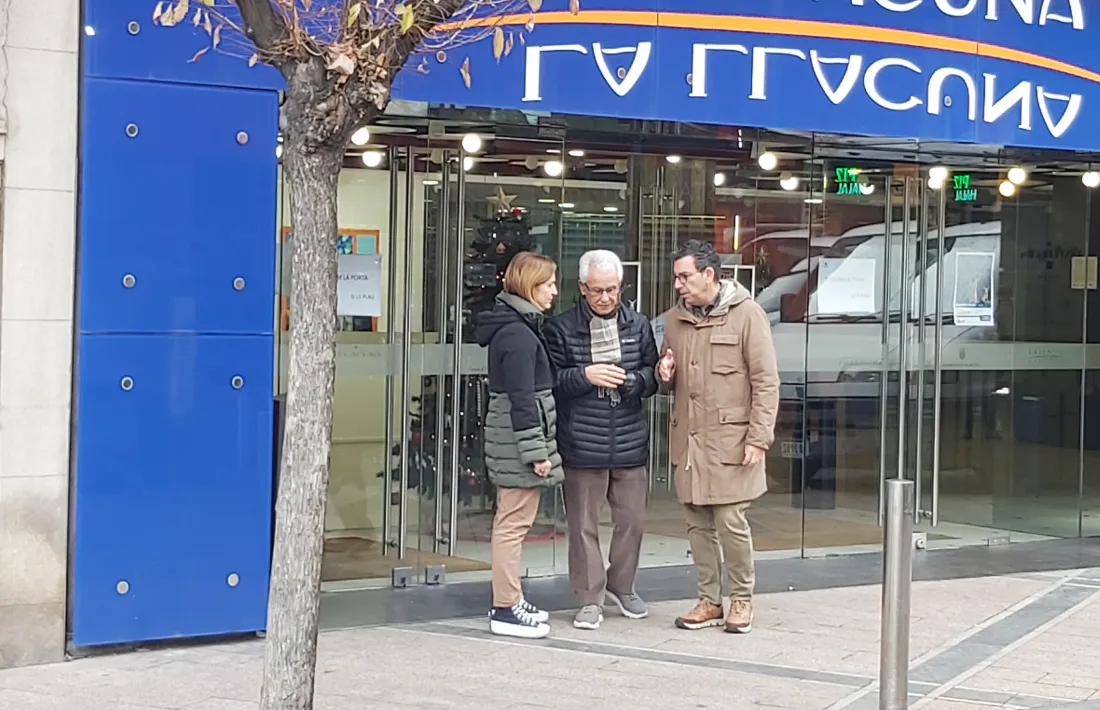 Sabaté, Reyes i Canturri a la sortida del centre cultural La Llacuna.
