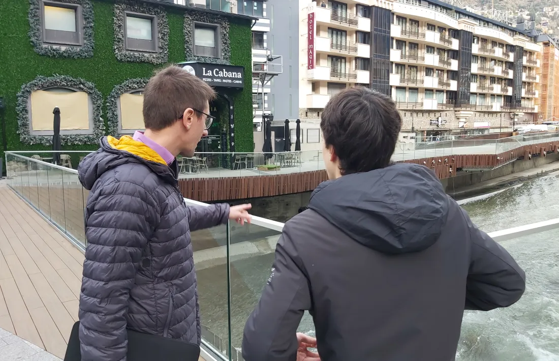 Jordi Cabanes i Marc Torrent, avui observant les fonts de colors.