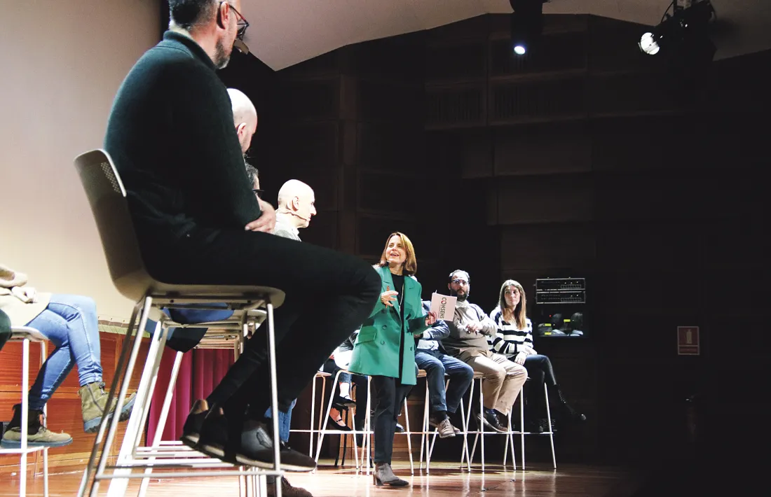 Un moment de la reunió de poble de Consens, amb l’equip a l’escenari.