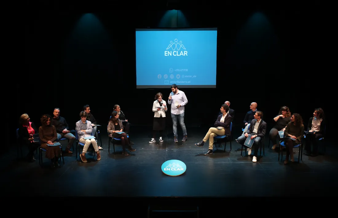 Un moment de la reunió de poble d’Enclar d’ahir al vespre al Teatre Comunal.