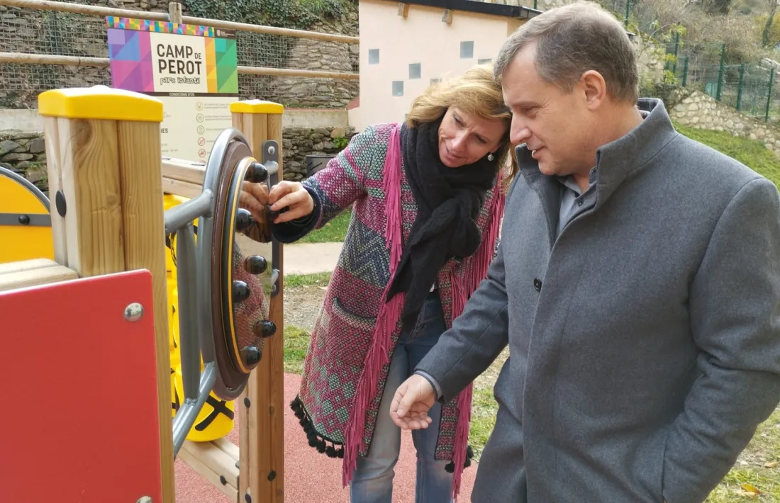 Mireia Codina i Josep Majoral proven les instal·lacions del parc infantil del Camp de Perot, fruit d’un procés participatiu.