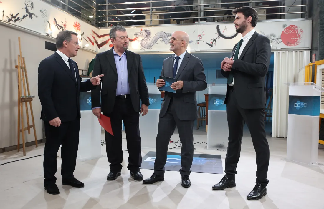 Els tres candidats lauredians, Majoral (UL), Miralles (Per Sant Julià) i Cairat (Desperta Laurèdia) a l’escola d’art del Comú.