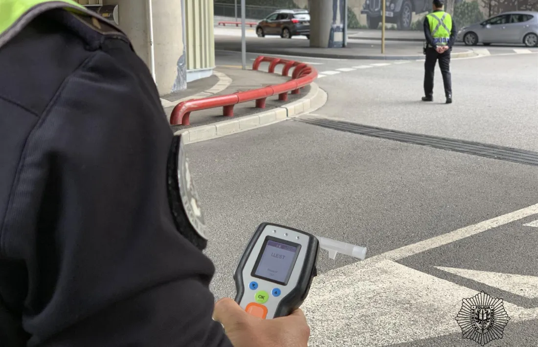 Un policia amb l'alcoholímetre a punt per fer una prova.