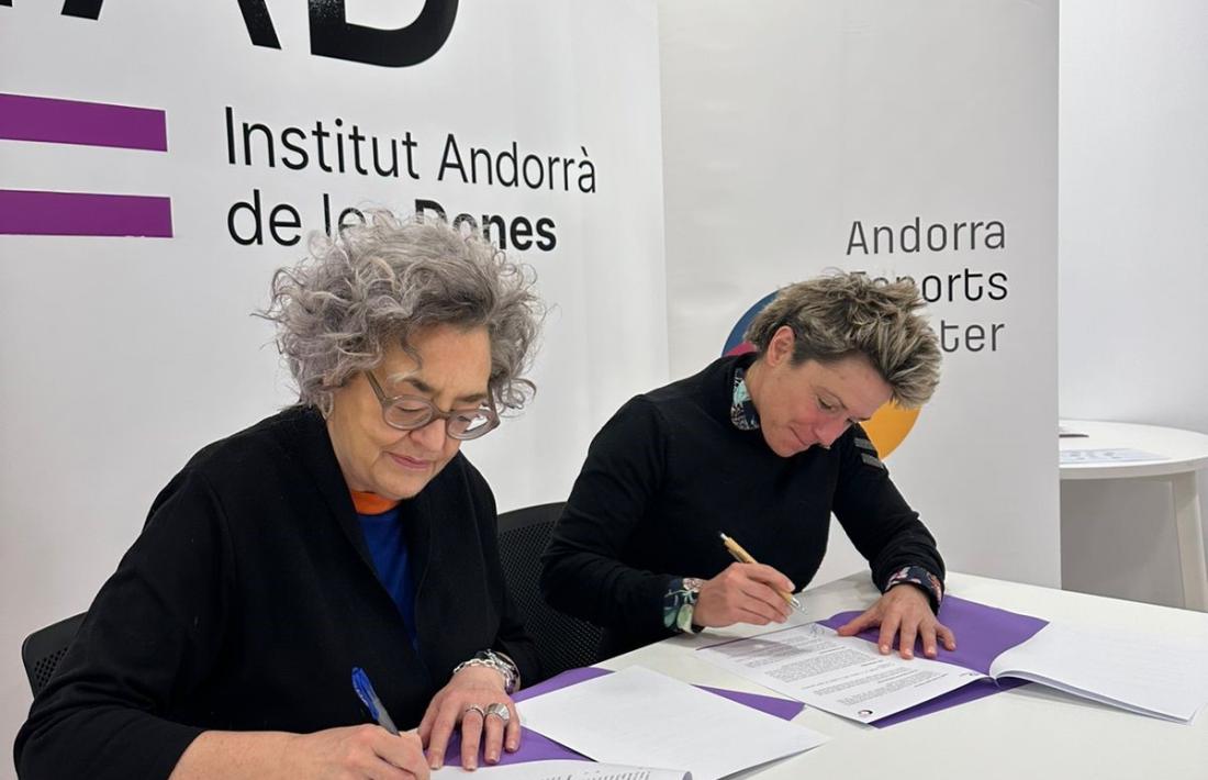 Un moment de la signatura del conveni de col·laboració entre l'IAD i l'AEC.