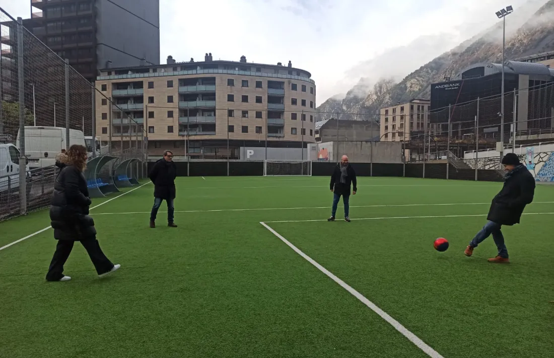 Membres de la candidatura de Consens fent uns tocs de pilota al Prat del Roure.