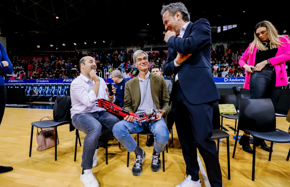 Gorka AIxàs, president del BC MoraBanc, i Antonio Martín, president de l’ACB, xerren en un acte del ‘bullying’ al Poliesportiu.
