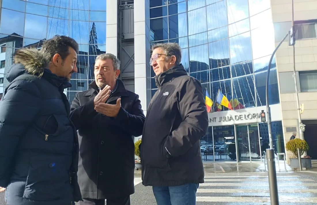 Alís, Miralles i Cucalón, davant de l’edifici del Comú lauredià.