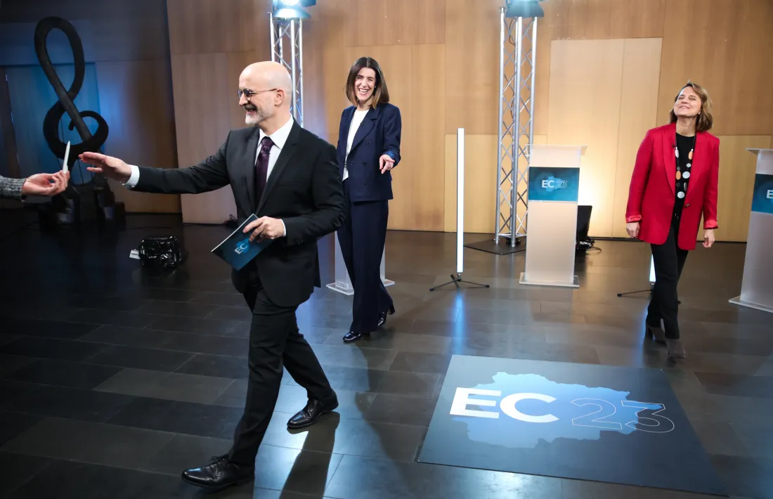 Domingo, García i Gili en un moment previ a l’inici del debat, que es va celebrar al vestíbul del Prat del Roure.