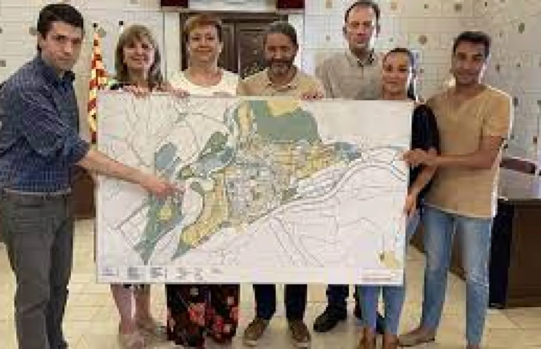 L'equip de govern municipal, presentant l'arrencada del projecte de residència, fa uns mesos. 