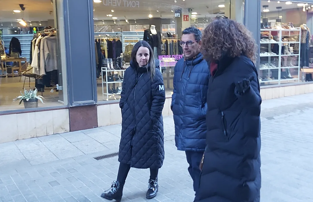 Rosalina Areny, Miquel Canturri i Gemma Minguillón, avui passejant pel carrer Callaueta.