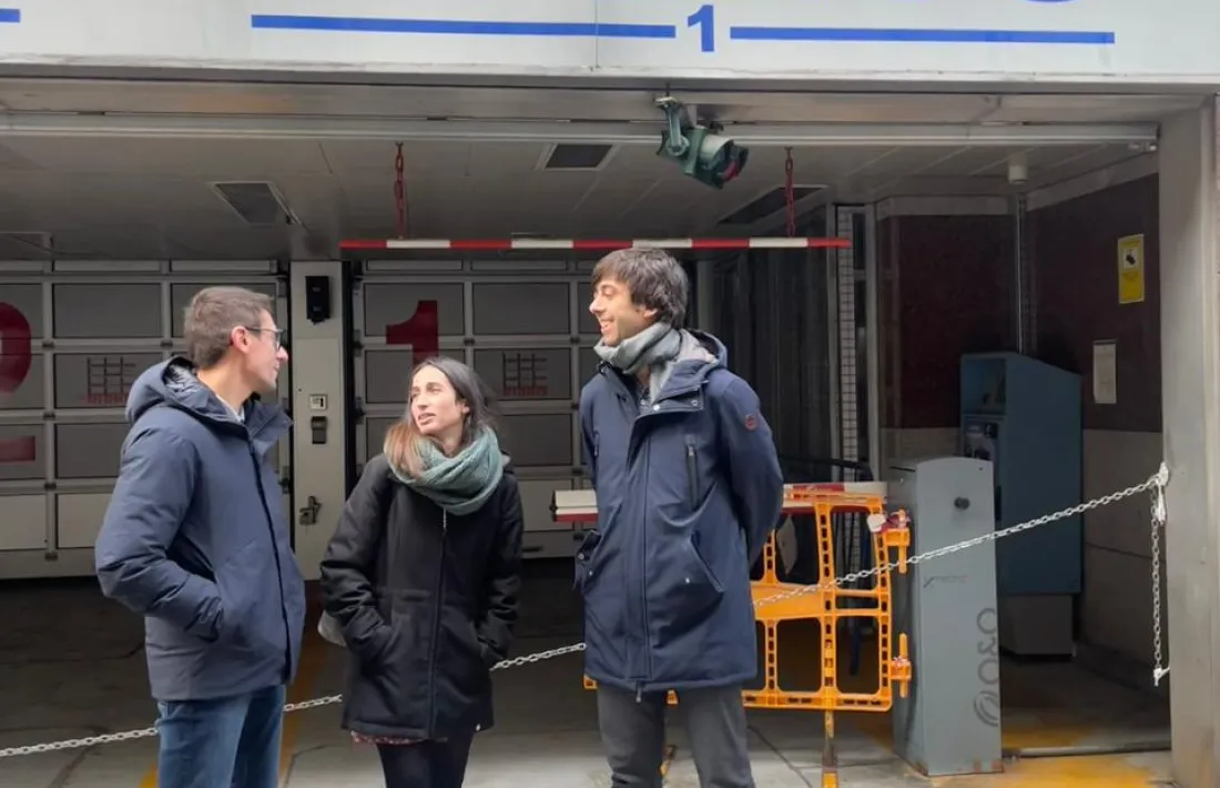 Cabanes, Losada i González, davant l’aparcament dels Pouets.