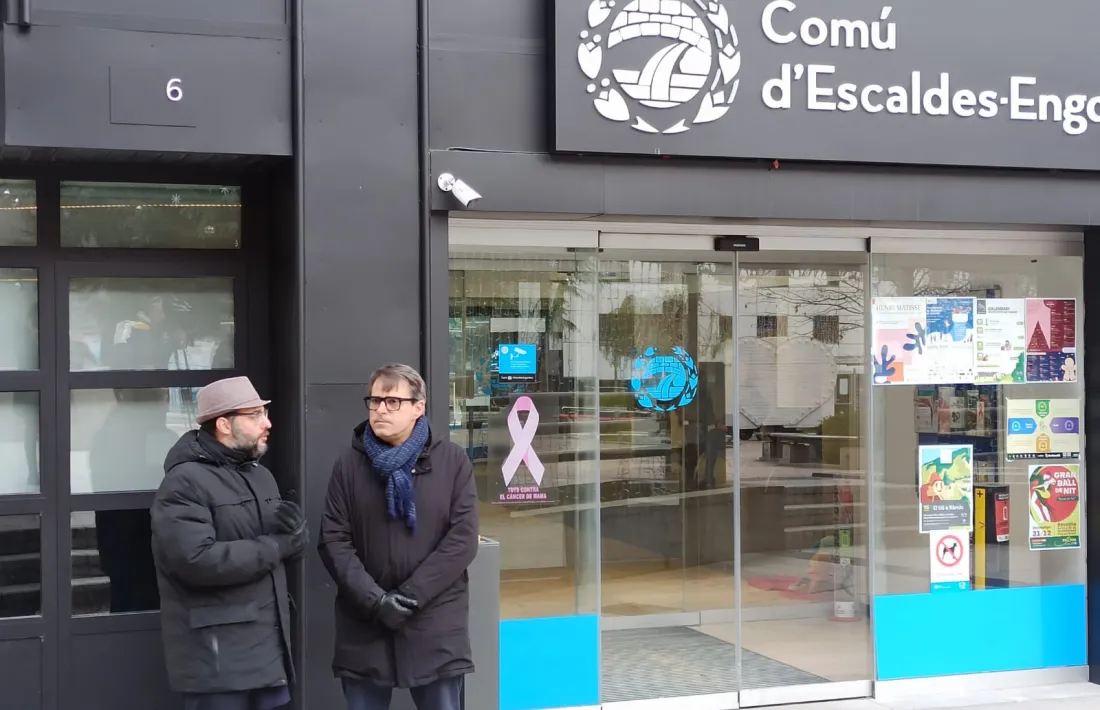 Ramon Tena i David Pérez conversant a la porta del Comú.