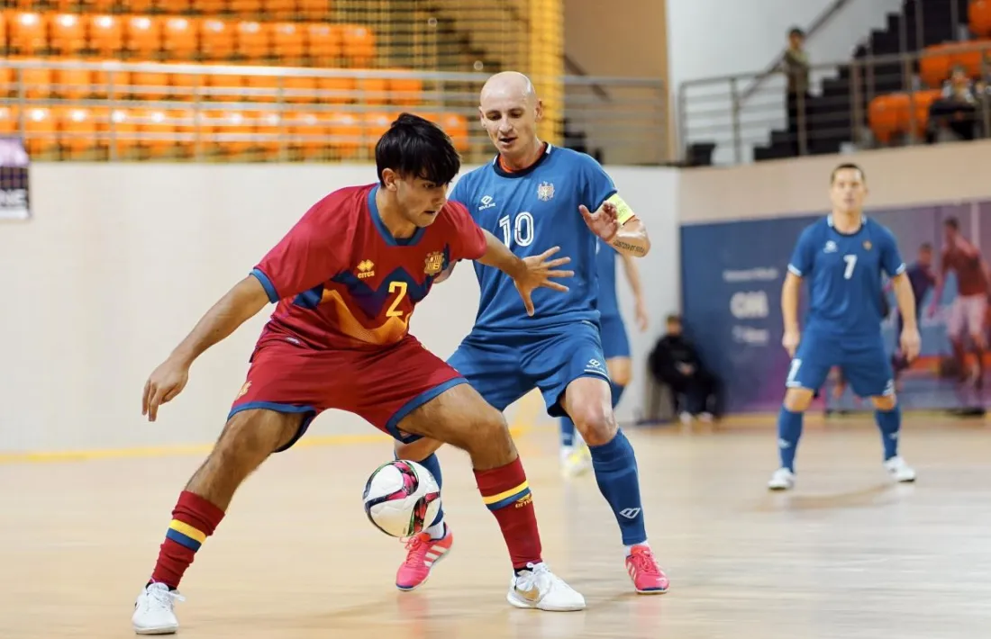 Pol Vilalta protegeix la pilota davant Sergiu Tacot, en el segon amistós a Moldàvia.