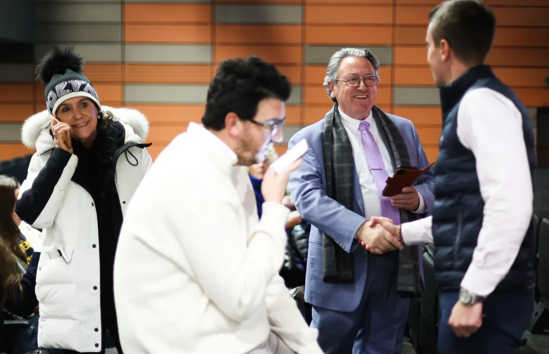 Enric Dolsa, cap de llista d’Units per Ordino, saludant els assistents al centre de congressos.