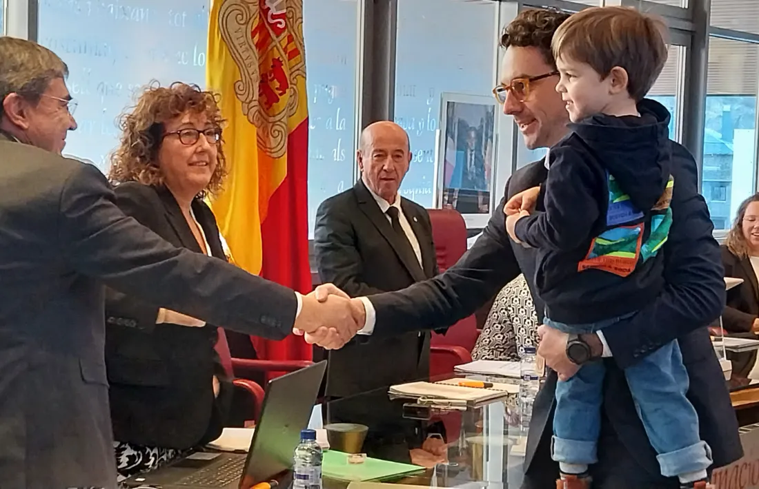 El ministre de Medi Ambient i Ramaderia, Guillem Casal, votant al Comú de Canillo.