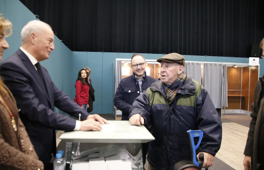 Espot fent cua darrere d’Octavi Font per dipositar el seu vot.