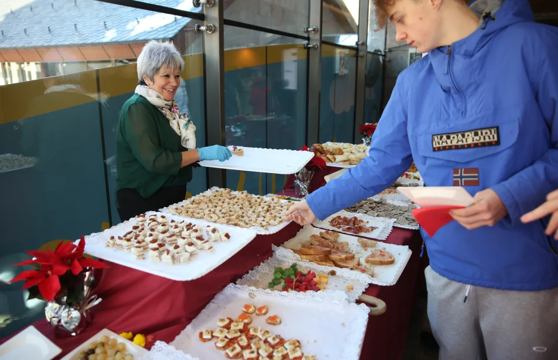 Proverbial és el càtering que s’ofereix als votants a Canillo, preparat per la Fàtima Castro. 