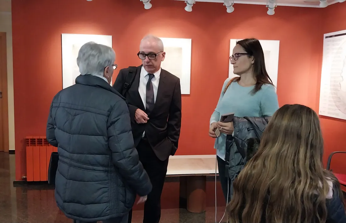 Francesc Camp. Els veïns li donen conversa. 