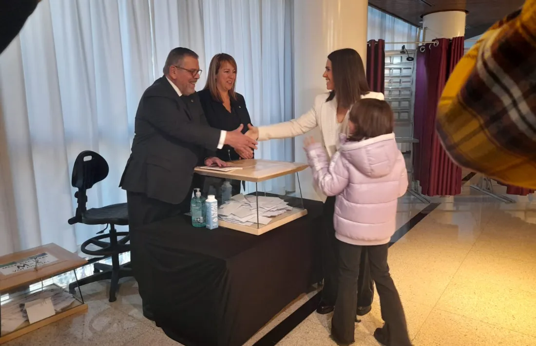 Moment de la votació de Laura Mas, aquest matí.