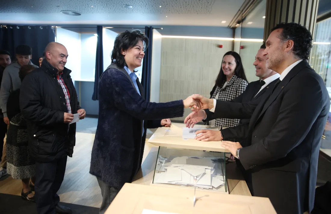 Eva Sansa, en el moment de votar, davant l’atenta mirada de l’actual cònsol major.