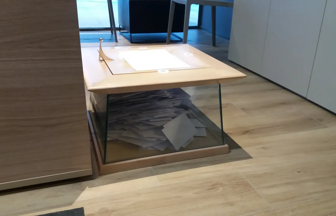 L’urna del vot judicial ha estat una estona a terra, al costat de la taula de votació.