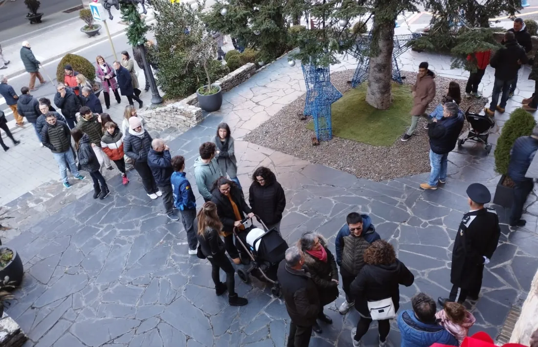 Les primeres cues de veritat a l’antiga casa comuna no es van formar fins al migdia.