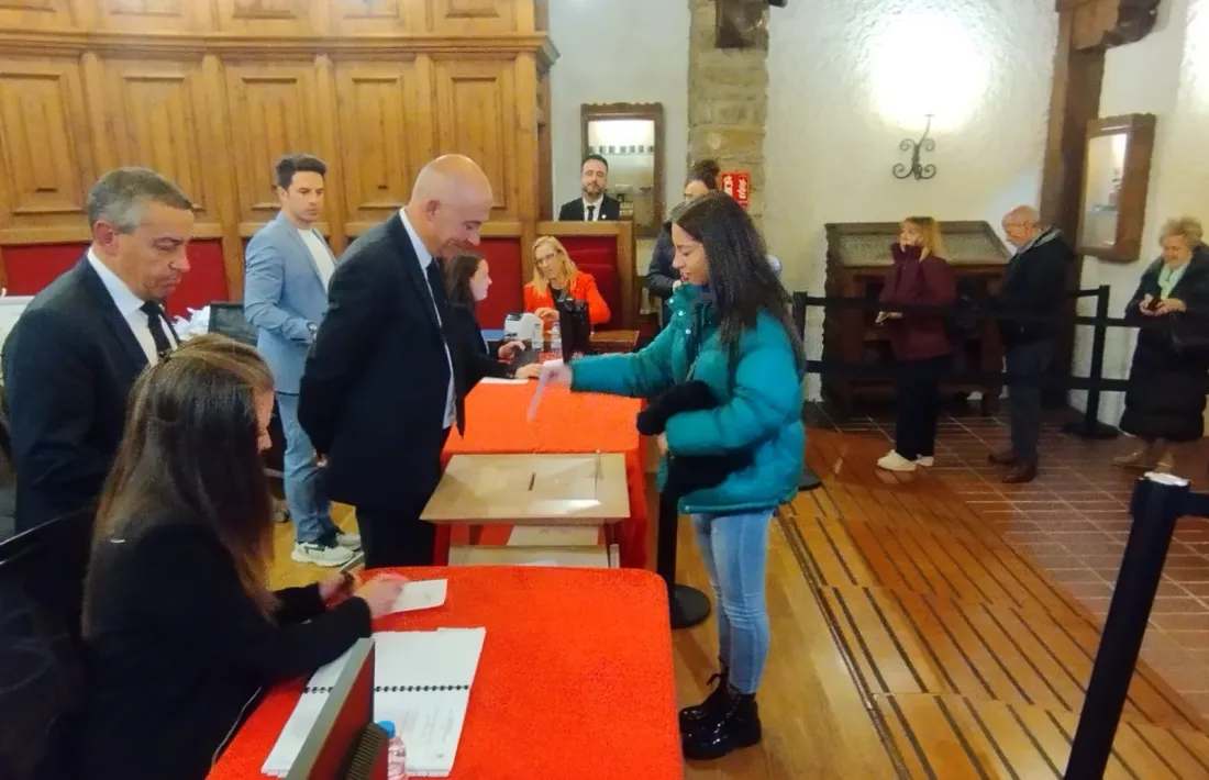 Era la primera vegada que votava i va ser la més matinera: “Em fa sentir important i em fa molta il·lusió”.