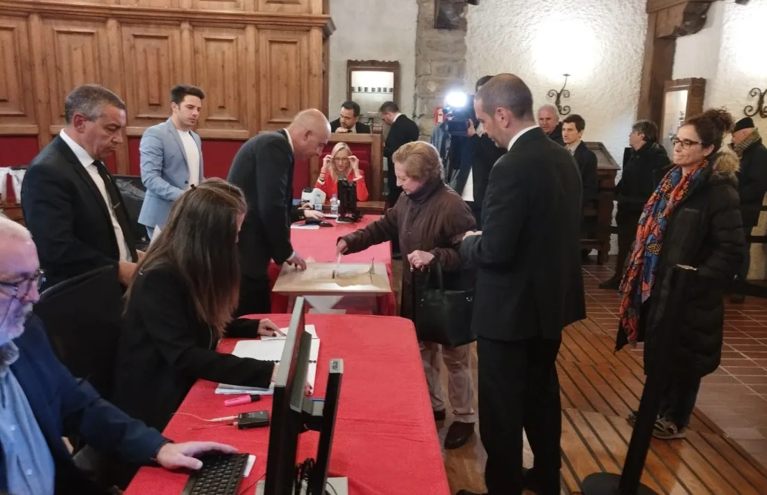 La Maria Jesús, que no es perd unes eleccions, ha sigut de les primeres a dipositar el vot.