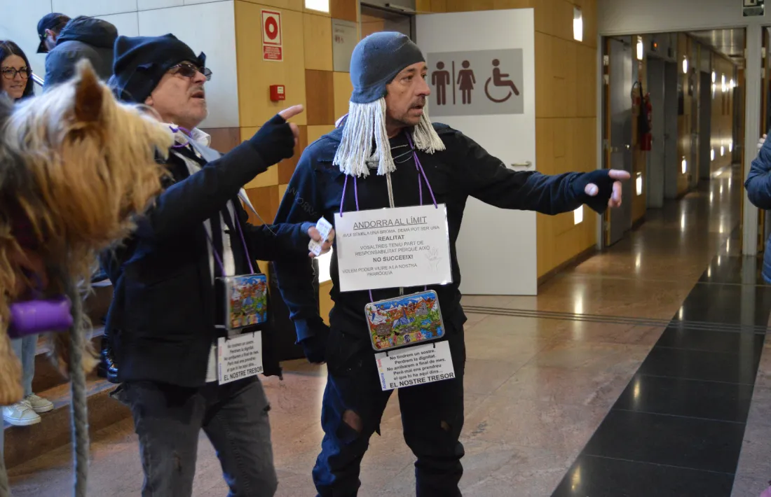 Els promotors d’Andorra al Límit arribant al Centre de Congressos per exercir el seu dret a vot.