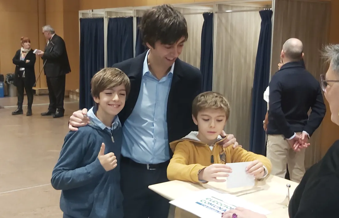 El cap de llista d’Enclar, Sergi González, ha votat acompanyat dels seus fills.