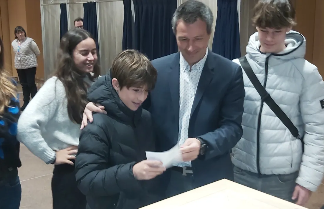 El candidat de Demòcrates + Progressistes SDP + Independents, David Astrié, votant amb els fills.