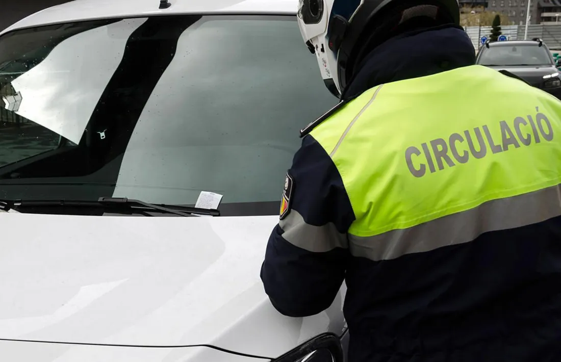 Un agent de Circulació posant una sanció.