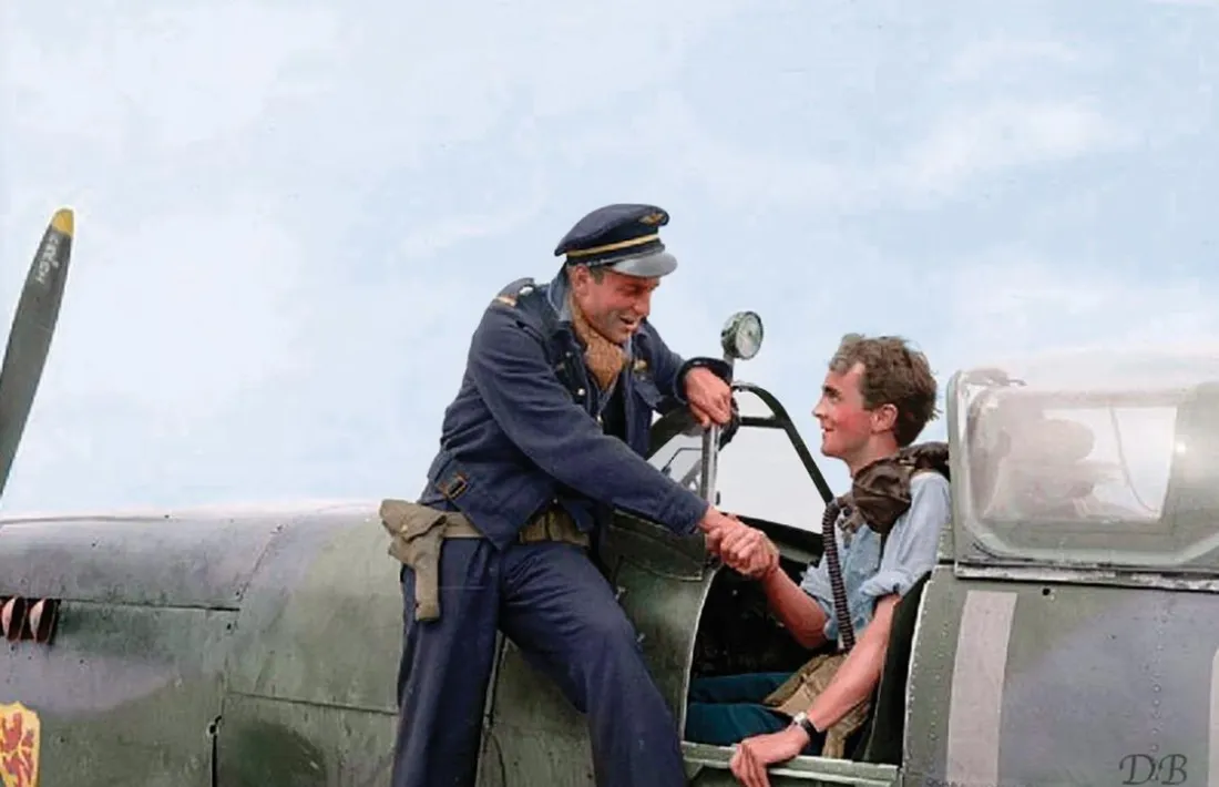 Charney, a la cabina del seu Spitfire, rep la felicitació de Clostermann després d’abatre un Focke-Wulff.