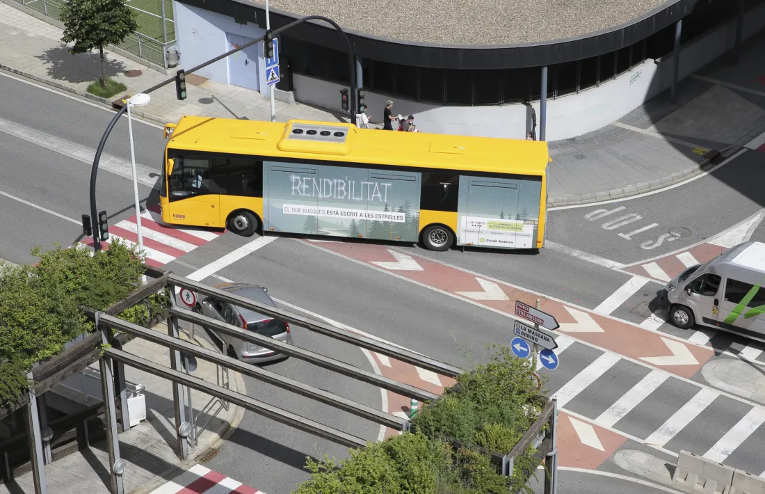 Un autobús del servei interurbà passa pel centre d’Escaldes-Engordany, en direcció a la Massana i Ordino.