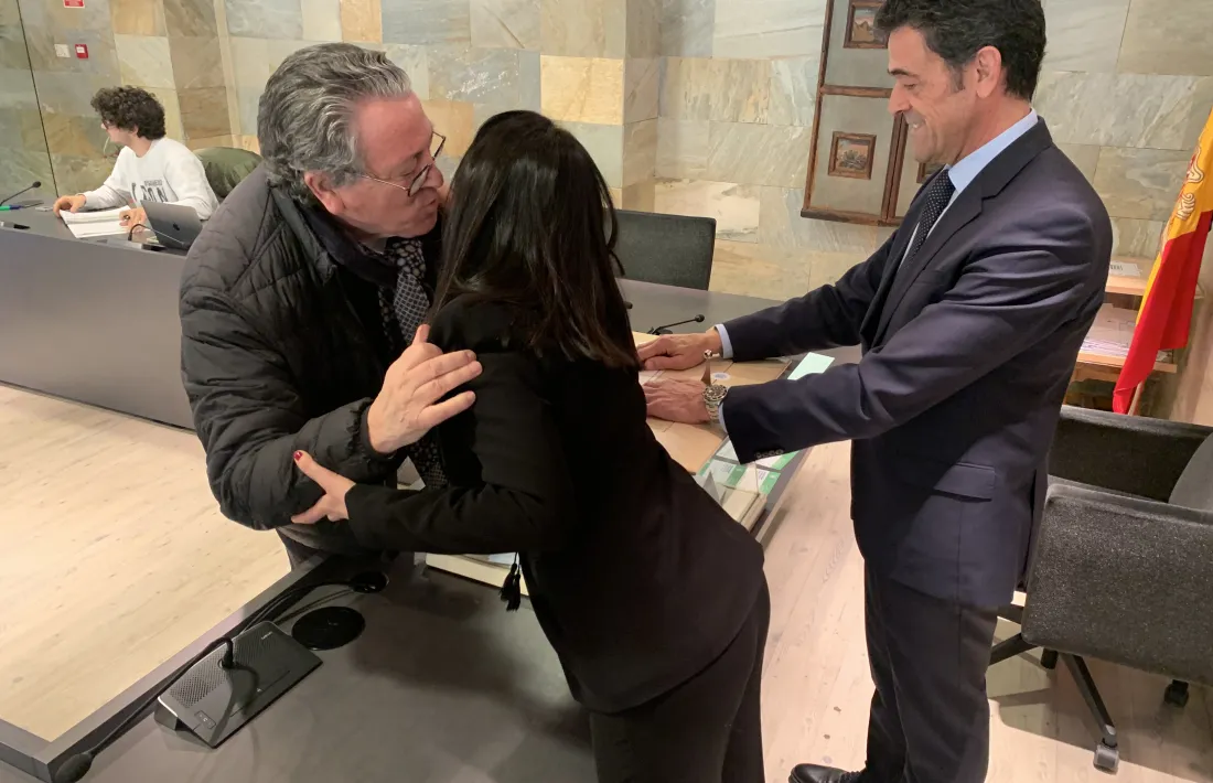 Enric Dolsa, cap de llista d’Units per Ordino, fa un petó a Eva Choy, que va ser cònsol menor amb Josep Àngel Mortés.